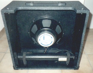 Holzgehäuse mit eingebautem Lautsprecher-Chassis und Hall-Spirale