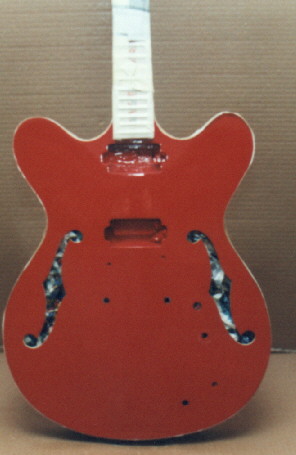 Die Gitarre wird rot gespritzt